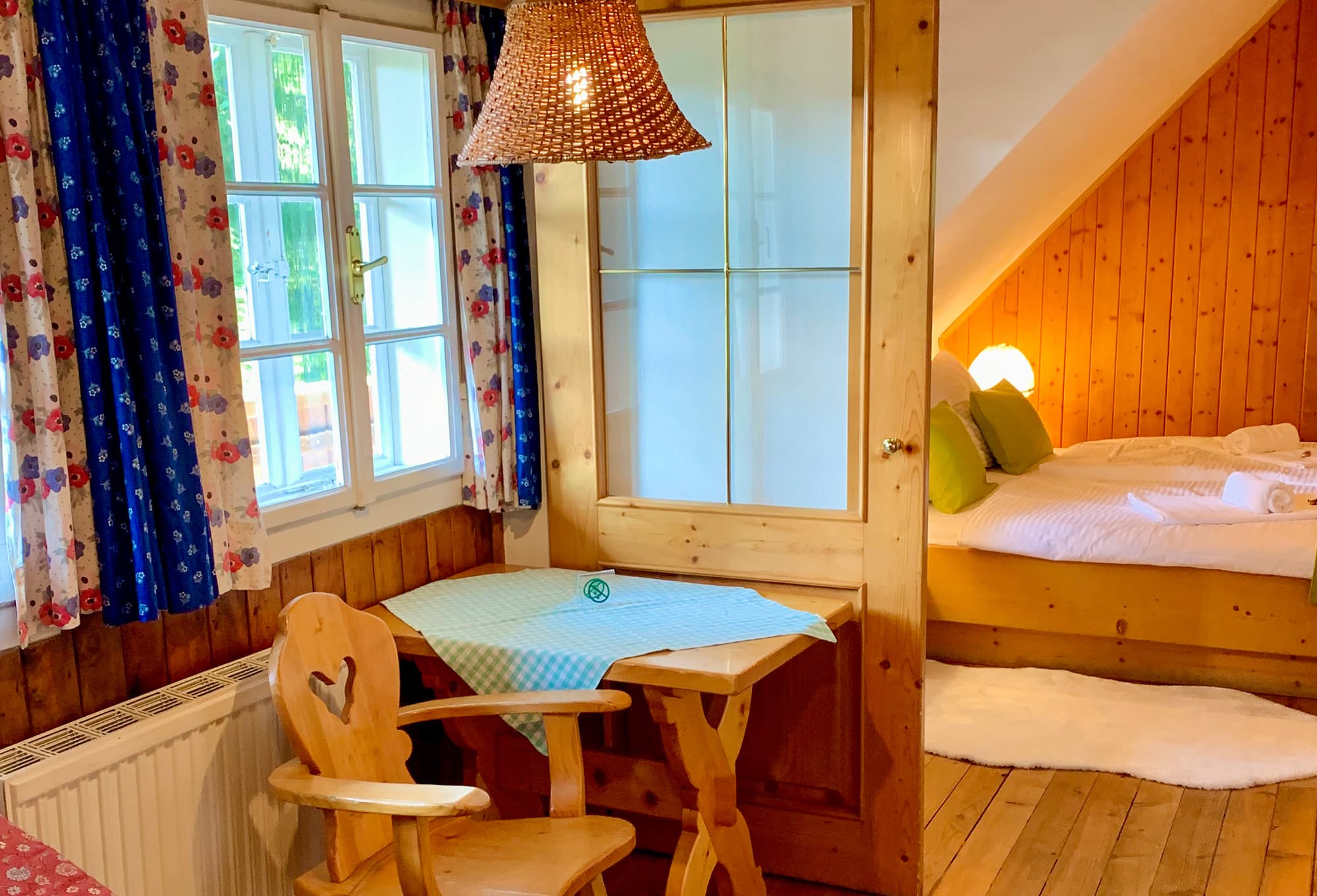 landhaus-raum-tisch-bett