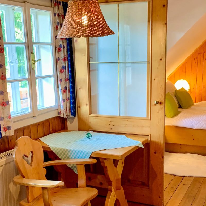 landhaus-raum-tisch-bett